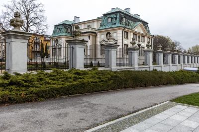 Widok ogrodzenia po przywr&oacute;ceniu wszystkich wazon&oacute;w. Fot. Grzegorz Bukała UM Rzesz&oacute;w